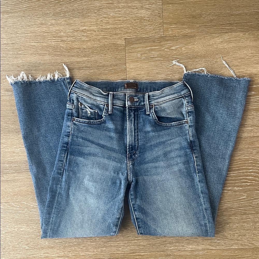 MOTHER The Insider Crop Step Fray Jeans in Reckless on Shiny White Vespa Size 26 - Picture 5 of 11